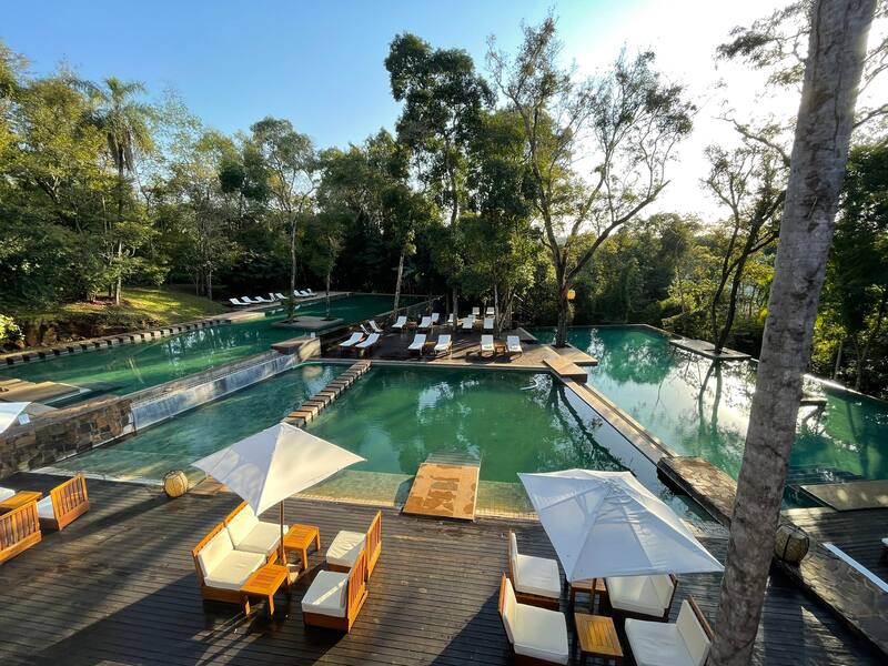 En Iguazú, Loi Suites tiene disponibilidad en base doble desde u$s 369 ($ 99.630) para dos personas por noche.