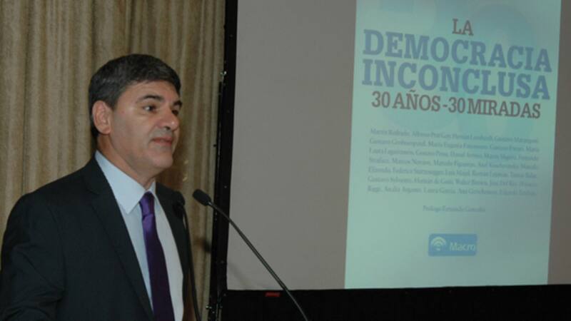 Fernando Gonzalez, director de El Cronista, presenta el libro "La democracia inconclusa"