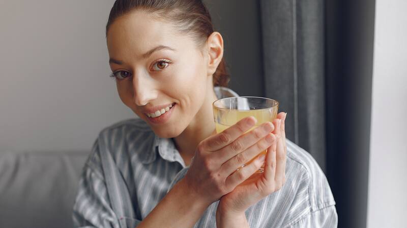 El agua de guayaba con limón ayuda a regular la presión arterial gracias a su contenido de potasio y antioxidantes.