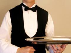 Qué significa que las personas ayuden a los mozos a recoger los platos, según la psicología