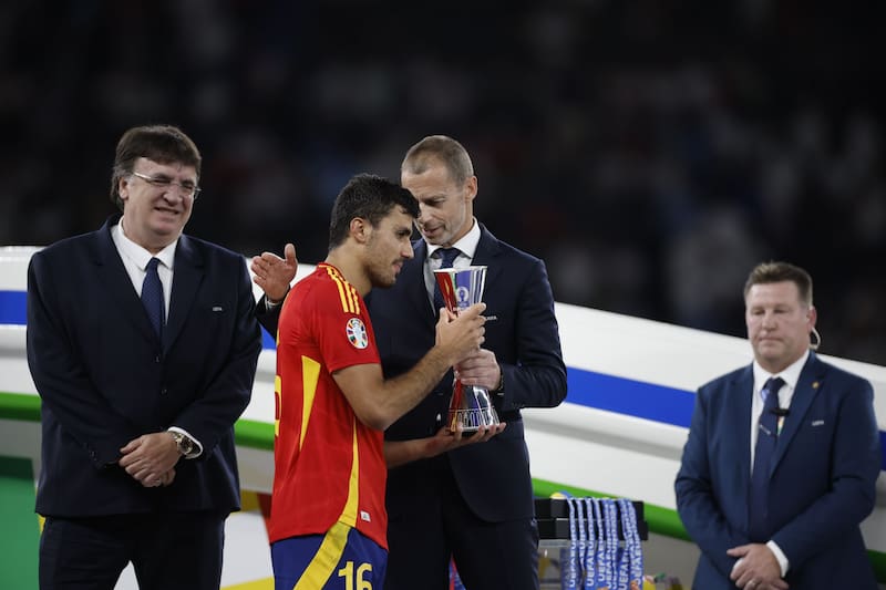 Rodri, recibiendo el premio al mejor jugador de la Eurocopa 2024 (Fuente: EFE / Alberto Estévez)