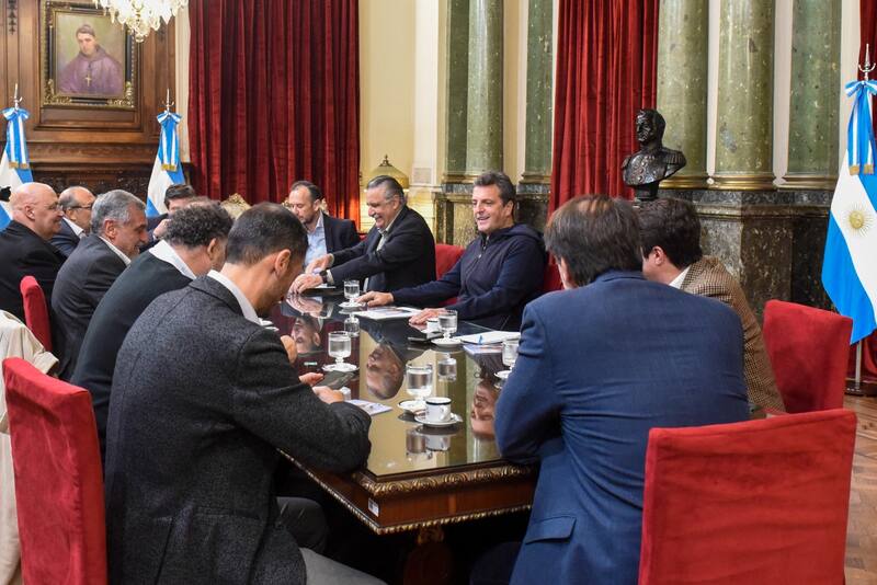 Massa en el Salón de Honor con representantes de COVIAR