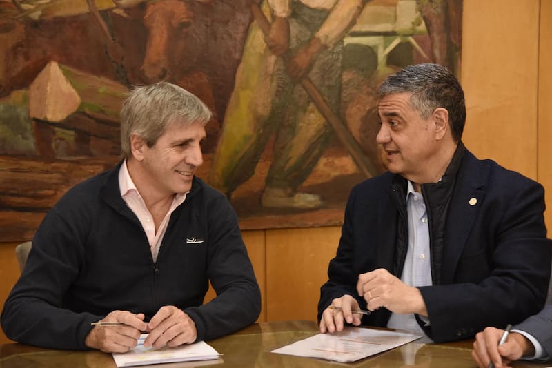 El ministro de Economía, Luis Caputo, durante una reunión con el jefe de Gobierno porteño, Jorge Macri.