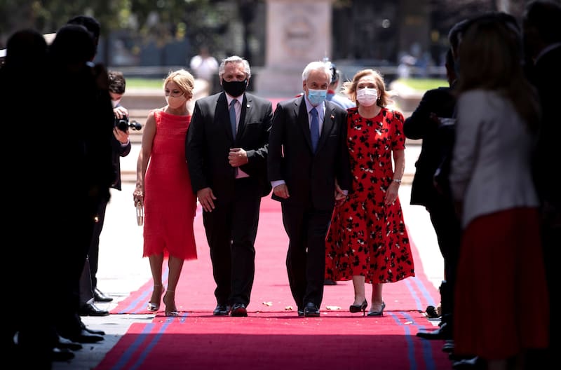 Los mandatarios, al momento de ingresar, junto con las primeras damas.