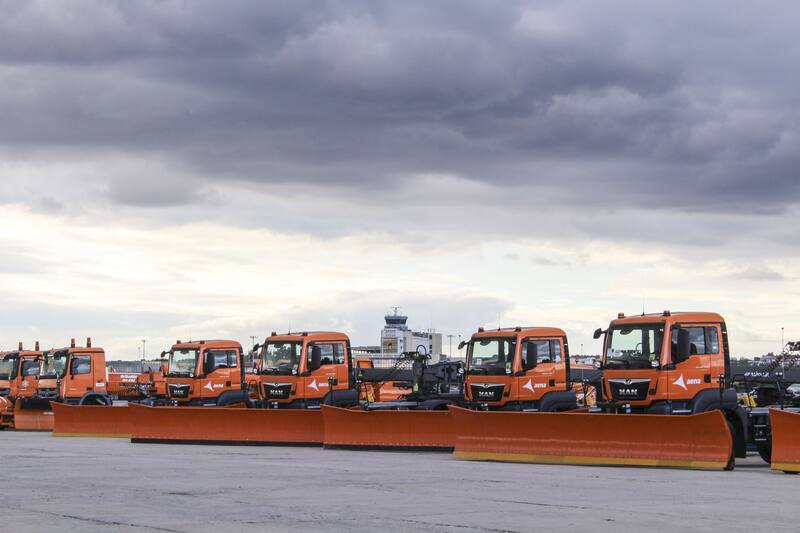 Vehículos barredores de nieve en el Aeropuerto Adolfo Suárez Madrid Barajas (Fuente: Aena)