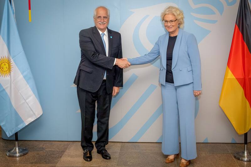 Taiana viajó a Alemania y Francia para evaluar la compra de un submarino