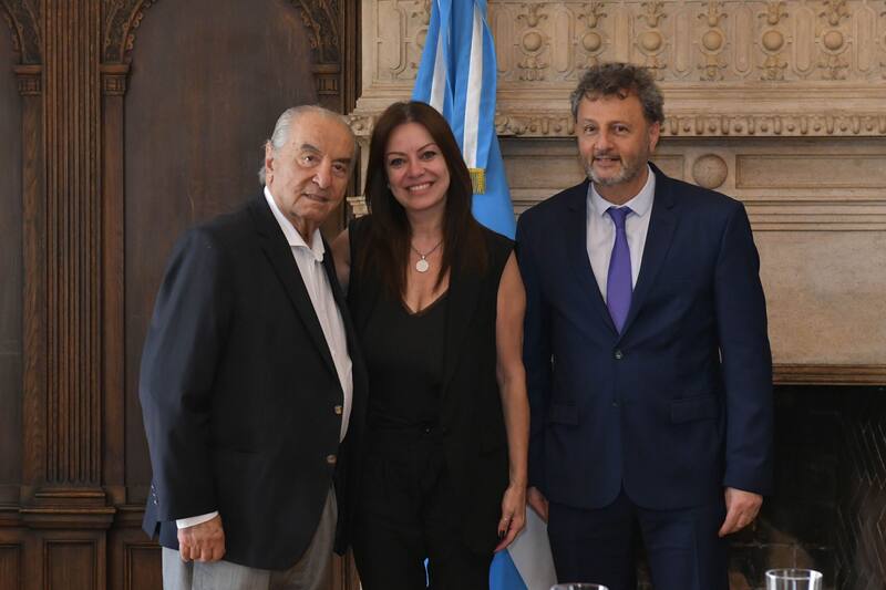 La foto de Armando Cavalieri con Sandra Pettovello y Omar Yasin.