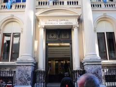 Eliminan la meta de emisión cero para permitir una baja acotada de tasas