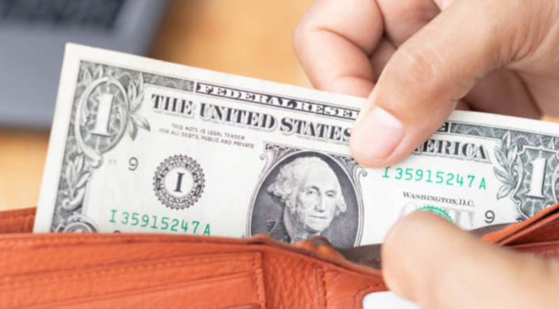 Confiscan todo el dinero de quienes viajan con más de USD, 10,000 sin haberlo declarado. Fuente: Archivo.