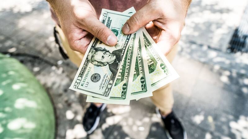 Qué es la filosofía YOLO para gastar dinero y por qué se masifica entre los más jóvenes.