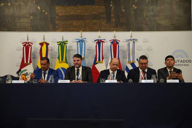 De izquierda a derecha se ubican: Sebastián Da Silva - Senador Nacional de Uruguay
Pedro Lupión - Presidente de Frente Parlamentario Agropecuario de Brasil.
Marcos Daniel Pineda García - Senador Nacional de Colombia.
Gustavo Leite - Senador Nacional de Paraguay.
Eduardo Castillo Rivas - Congresista Nacional de Perú.