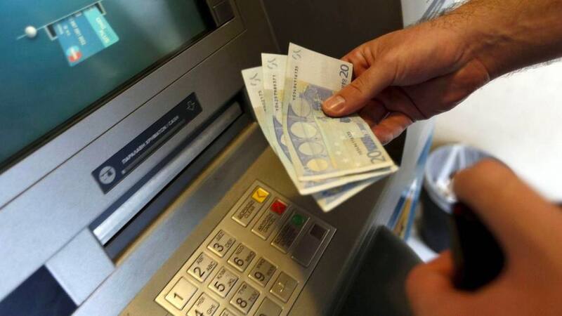 Las comisiones por sacar dinero en otros cajeros siendo cliente de CaixaBank (foto: archivo).