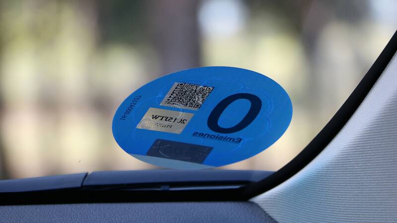 Atención conductores: estos coches no podrán llevar más la etiqueta "cero", según la DGT.