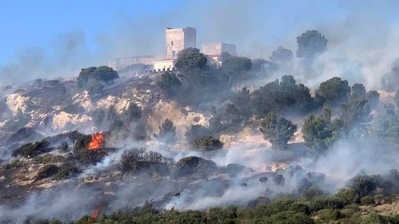 Vista general de un gran incendio declarado en la colina de San Michele, en Cagliari, Italia (Fuente: EFE)