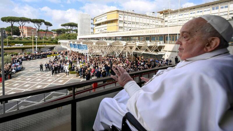 El médico que atendió al papa Francisco reveló que estuvo al borde de la muerte: "Hubo que elegir entre..."