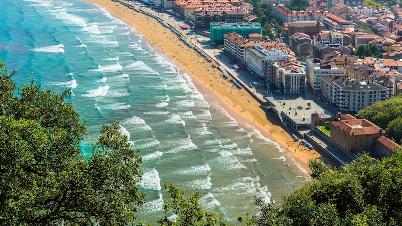 Vista aérea de la localidad vasca de Zarauz y su extensa playa.