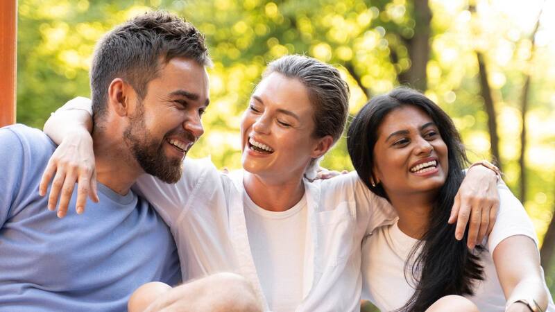 Se requiere de al menos dos amigos íntimos para ser feliz. Fuente: Archivo