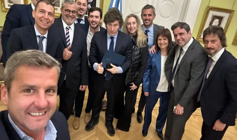Javier Milei se quedó con cinco votos radicales, uno del autor de la selfie, Mariano Campero
