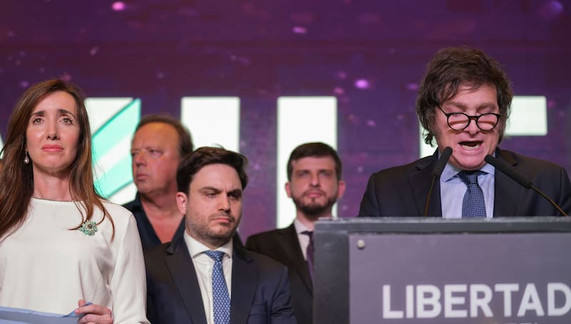 El candidato presidencial Javier Milei en su búnker de campaña el día de las elecciones generales. (Camila Godoy/Télam)