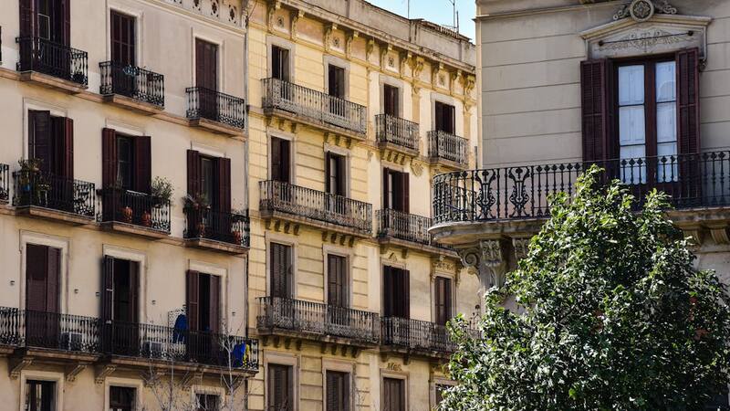 CaixaBank inicia su expansión en real estate con operaciones destacadas en París y Milán durante 2024.