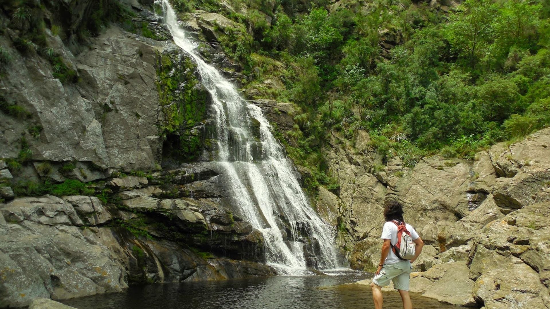 Tiene menos de 100 habitantes: el oculto rincón cordobés que esconde la caída de agua más alta de la provincia y atrae a miles de turistas por semana