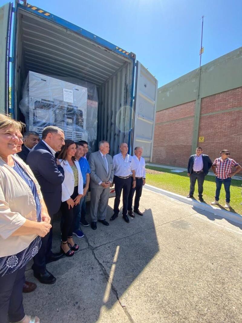Durante el acto funcionarios y empresarios recibieron los 22 telares.