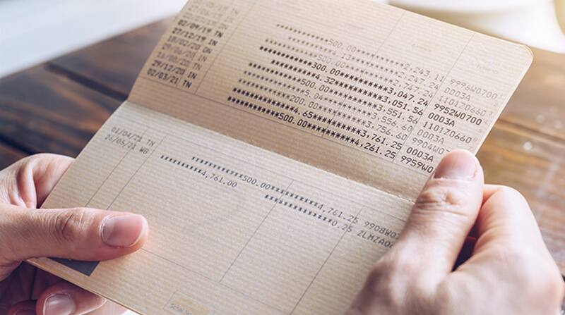 Así luce una libreta de ahorro de CaixaBank.