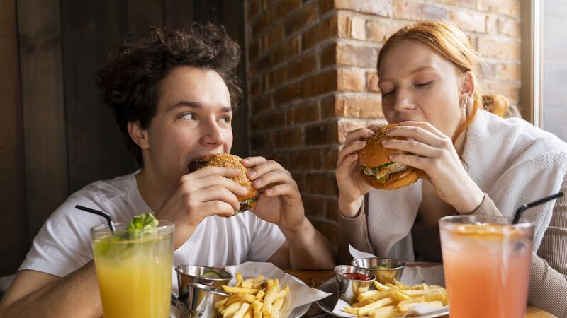 Las señales asociadas a la comida chatarra pueden desencadenar antojos incluso en ausencia de hambre.