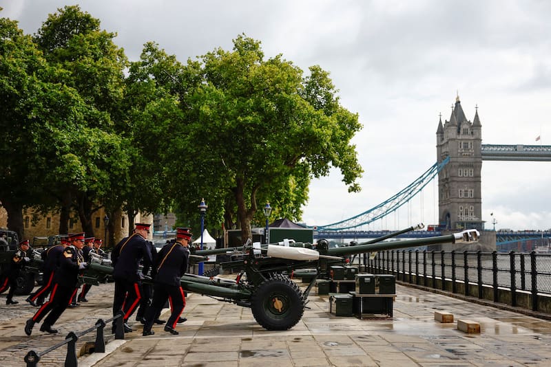 Se dispararon 96 rondas de artillería, una por cada año de vida de la Reina, en Hyde Park y en otras estaciones.