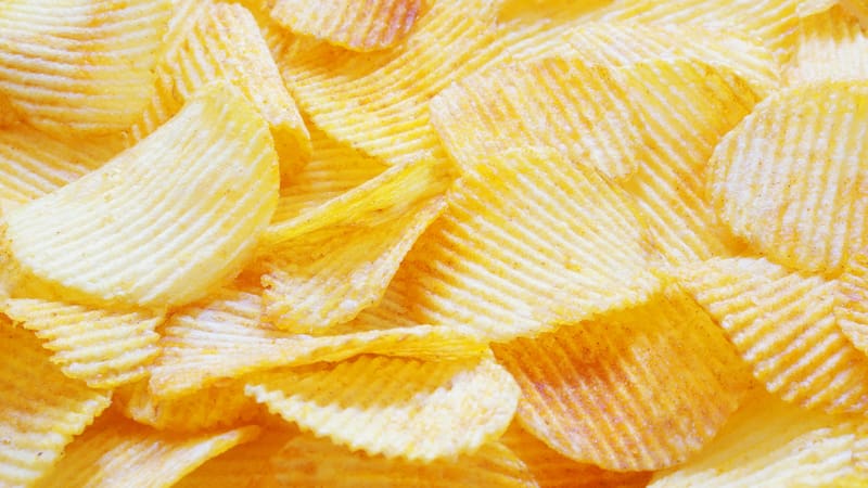 Alerta de la presencia de fibras plásticas en cuatro tipos de patatas fritas.