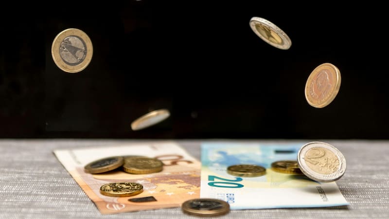 Las comisiones que cobra cada banco para retirar dinero de los cajeros automáticos (foto: Pixabay).