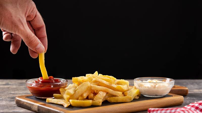 Lograr papas fritas doradas y crujientes en casa es más fácil con un simple método.