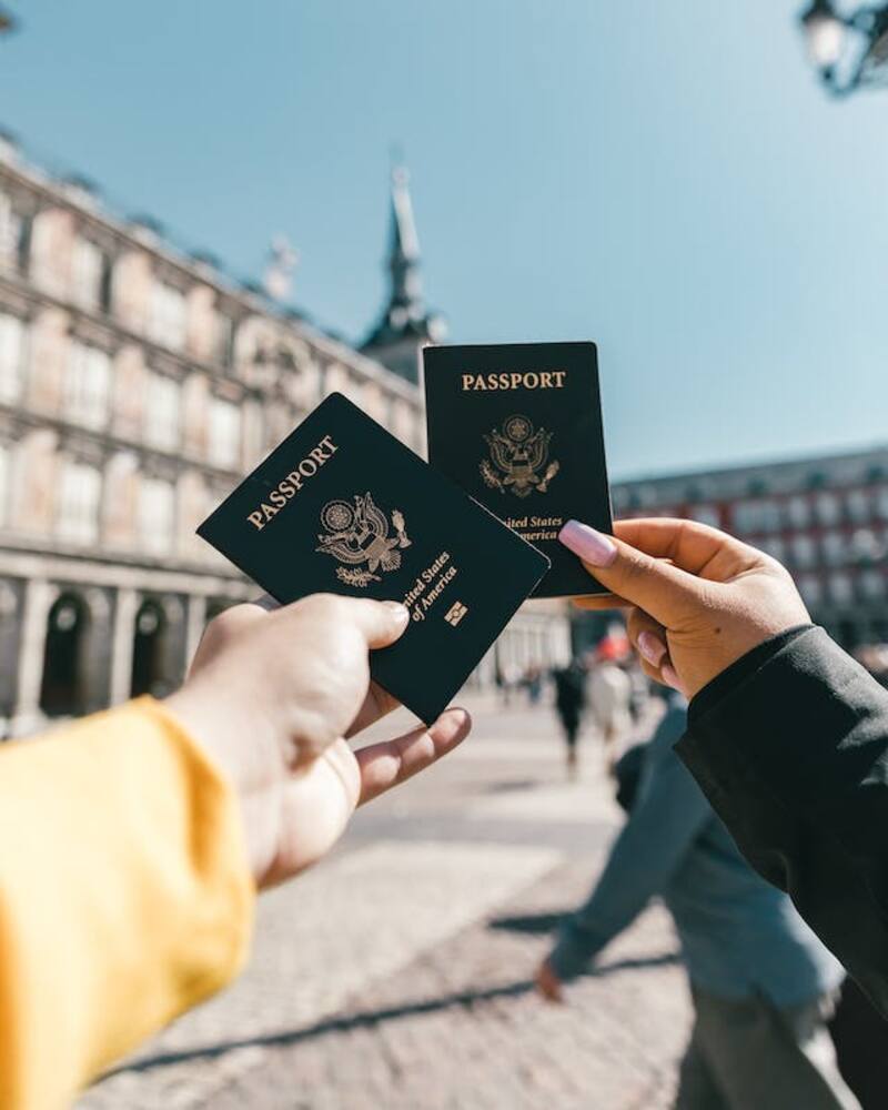 Pasaporte negro. Fuente: Pixabay.