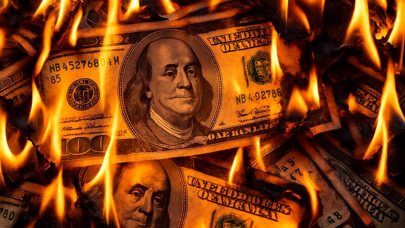 Murió el dólar: este país prohíbe todas las operaciones y el uso de billetes.