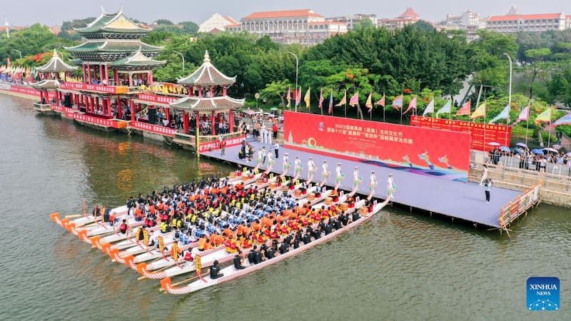Vista aérea del 3 de junio de 2023 de remeros de ambos lados del estrecho de Taiwán asistiendo a la ceremonia de apertura de un festival cultural de botes del dragón, en Xiamen, en la provincia de Fujian, en el sureste de China. (Fuente: Xinhua).