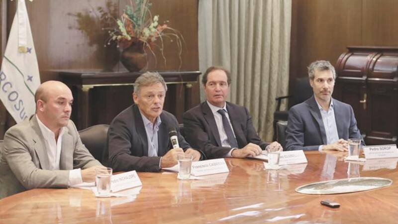 Cabrera, Cluselas y Basavilbaso en el anuncio del paquete desburocratizador