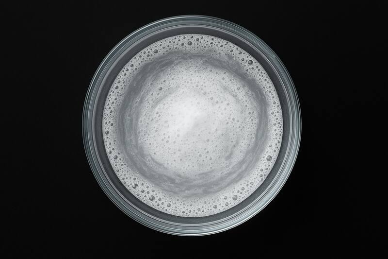 Mezclar agua oxigenada con bicarbonato puede facilitar la limpieza de zonas difíciles. Fuente: archivo.