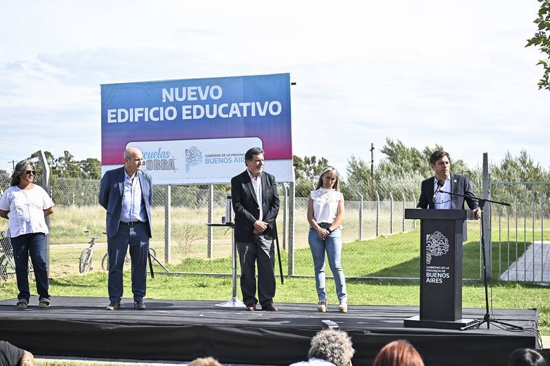 En General La Madrid Kicillof inauguró obras con el intendente radical Martín Randazzo y Alberto Sileoni