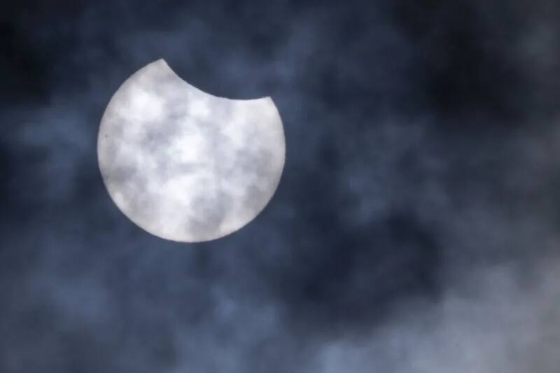 Fenómeno excepcional | Un raro eclipse solar llega al país y deja mudos a todos: el Sol fue mordido por la Luna. Imagen: EFE