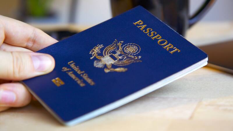 De acuerdo con el Henley Passport Index, el pasaporte de Estados Unidos cayó al puesto número 12, empatando con Malasia. Foto: Archivo.