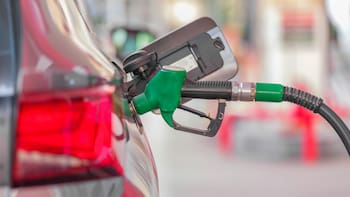 La OCDE insta a los gobiernos a revertir rápidamente los costosos recortes en impuestos a los combustibles
