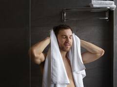 Si te estas por bañar, esta es la parte del cuerpo que sí o sí debes lavar primero, según los científicos