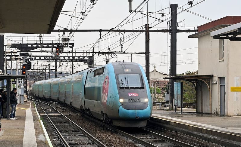 La oferta de OUIGO abarca trayectos a ciudades como Sevilla, Málaga, Valencia, Alicante o Murcia.(Fuente: Wikimedia Commons)