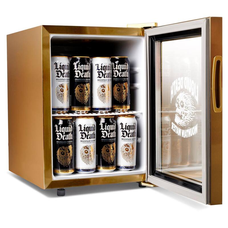 Cessario dijo que parte del éxito de Liquid Death se puede atribuir a que sus latas hacen que el producto parezca "divertido y poco saludable como la cerveza o una bebida energética".