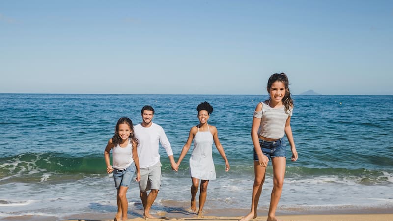 El microclima de este pueblo costero asegura aguas más cálidas para disfrutar del mar con la familia.(Foto: Freepik)