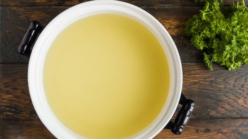 El caldo multivitamínico con más colágeno y omega-3 que ayuda a bajar de peso y mantiene al cerebro joven.