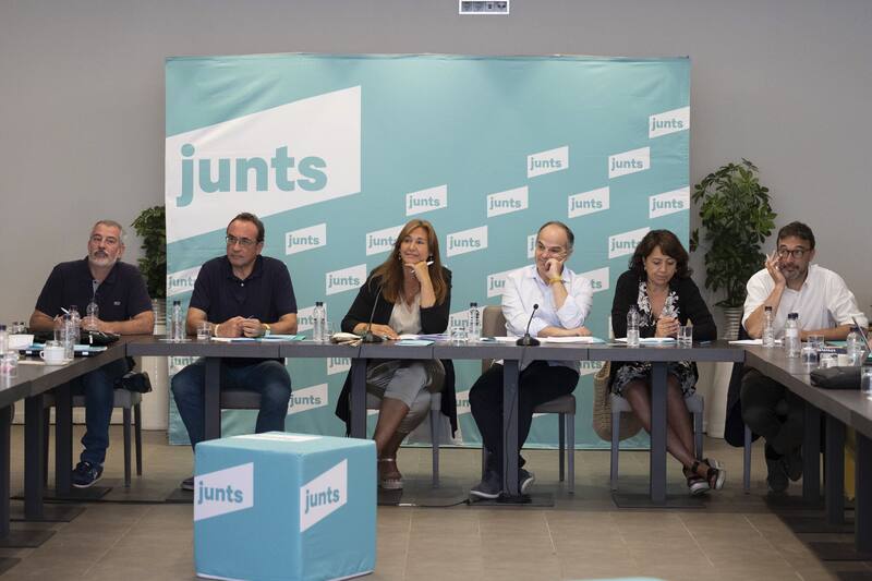 El secretario general de Junts per Cat, Jordi Turull (3d), y la presidenta del partido, Laura Borrás (3d), durante la jornada de trabajo a puerta cerrada celebrada por el partido. EFE