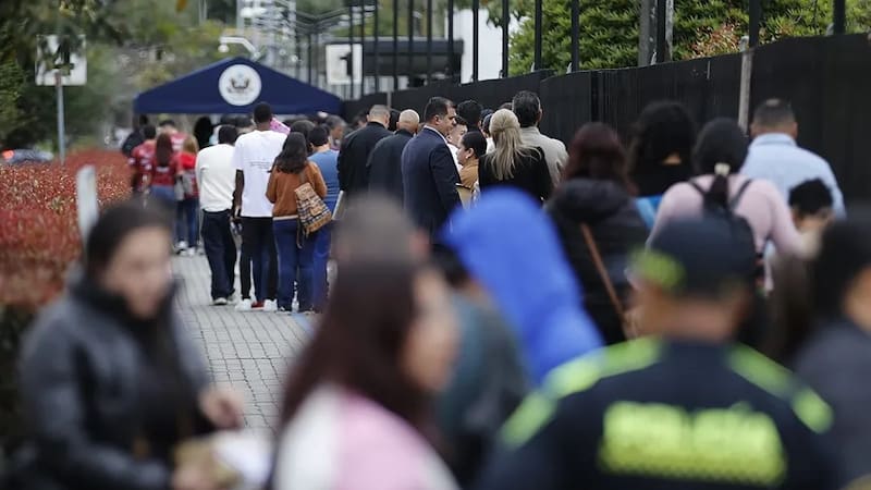Ciudadanos hacen fila frente a la Embajada de Estados Unidos en Bogotá para realizar trámites consulares. Imagen de archivo.