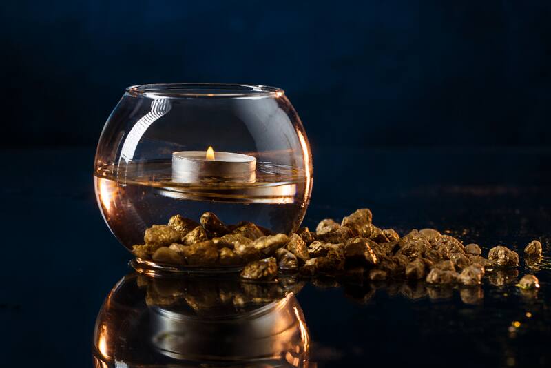 Ritual con oro, mirra e incienso. Fuente: Freepik.