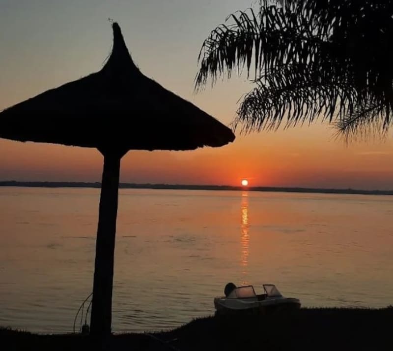 La imponente puesta de sol a orillas del río Paraná en Itá Ibaté (Fuente: Instagram | @itaibateturismo)